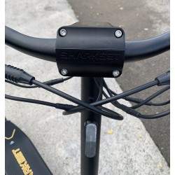 Sharkset RS1 — dva dvigatelya moshchnost'yu 1400 Vt, akkumulyator 20 Ach, zapas khoda ot 50 do 70 km. Sharkset - 5 Sharkset RS1 