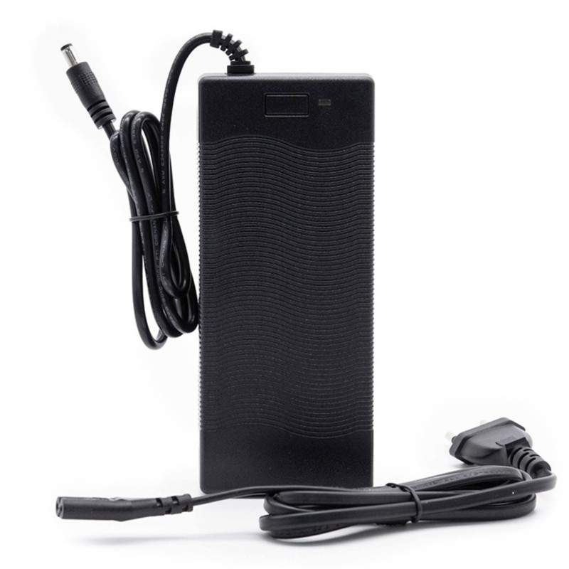 Zaryadnoye ustroystvo dlya skutera ili elektrovelosipeda 54,6 V 2 A - 48 V - raz"yem postoyannogo toka 5,5 mm  - 1 Zaryadnoye us